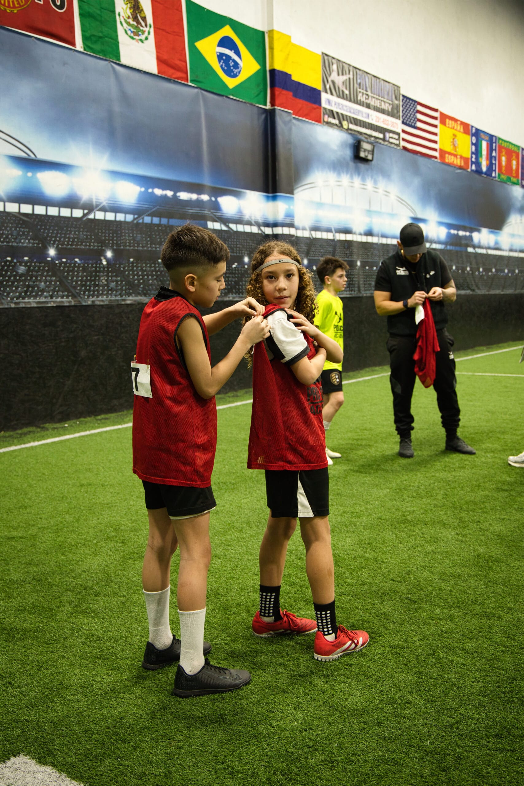 4Q8A0145 Young soccer players adjusting pinnies before drill at Pro Soccer Academy