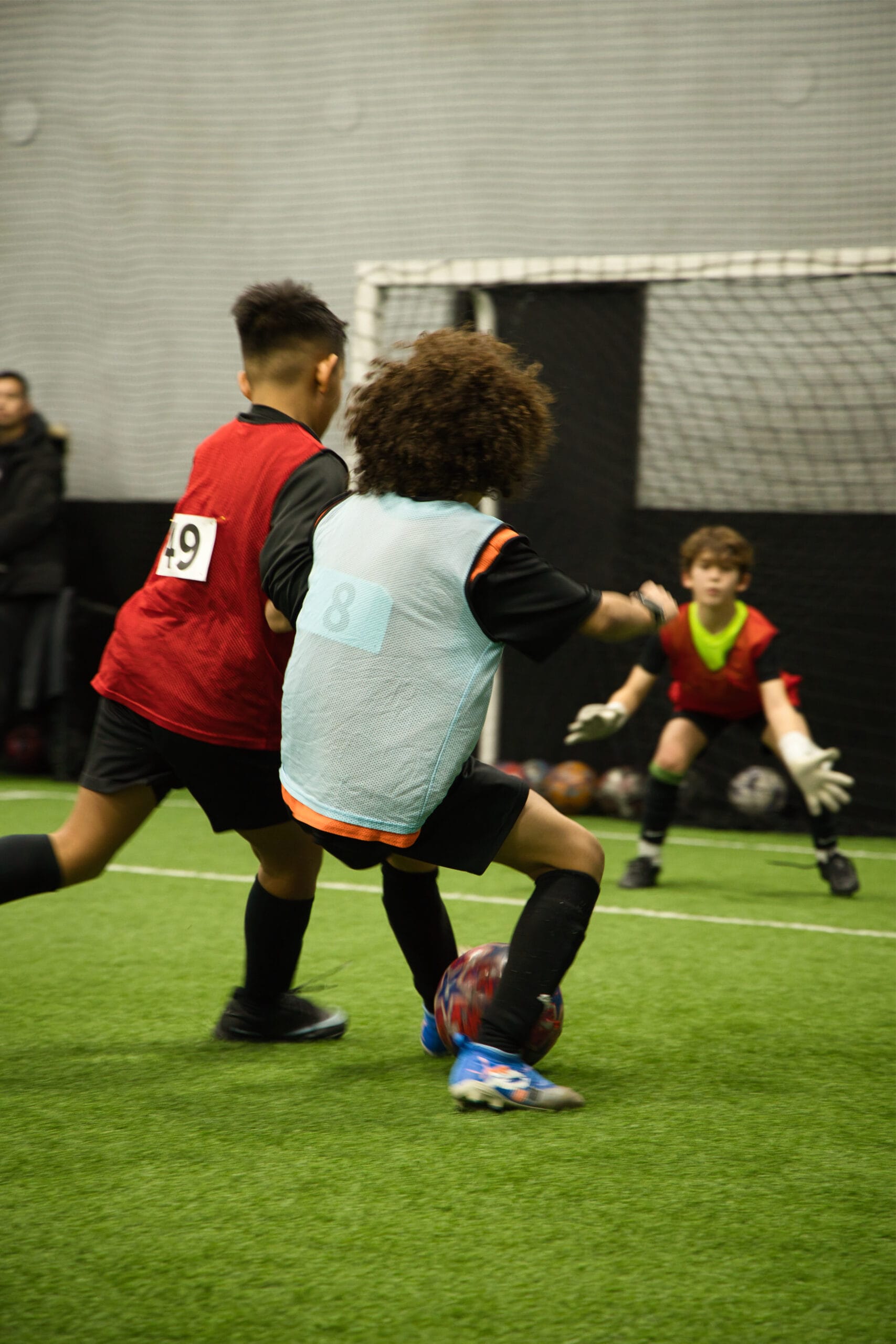 4Q8A0197 Youth players attacking goal while goalkeeper prepares to defend at Pro Soccer Academy