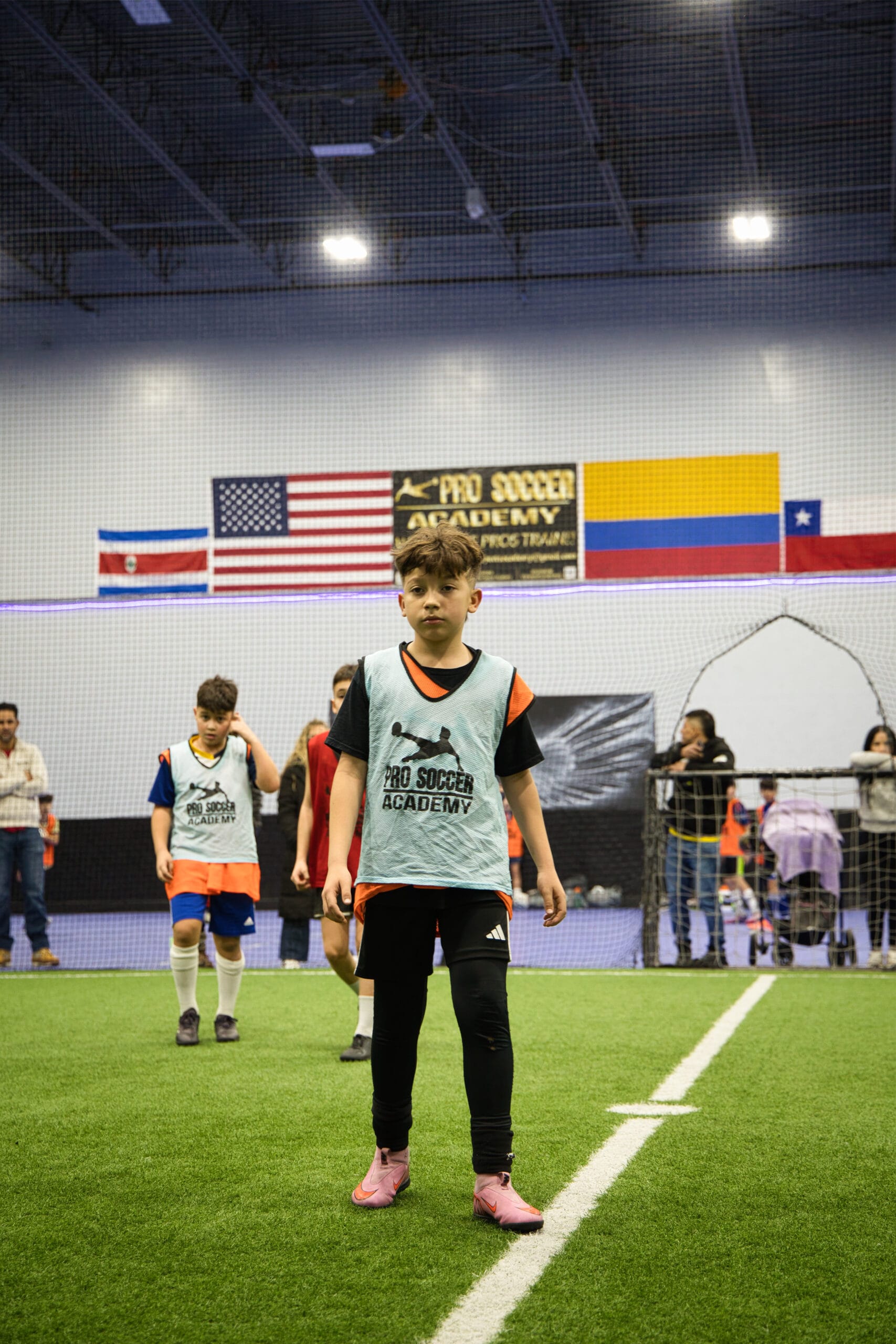 4Q8A0226 Youth soccer players transitioning during indoor scrimmage at Pro Soccer Academy
