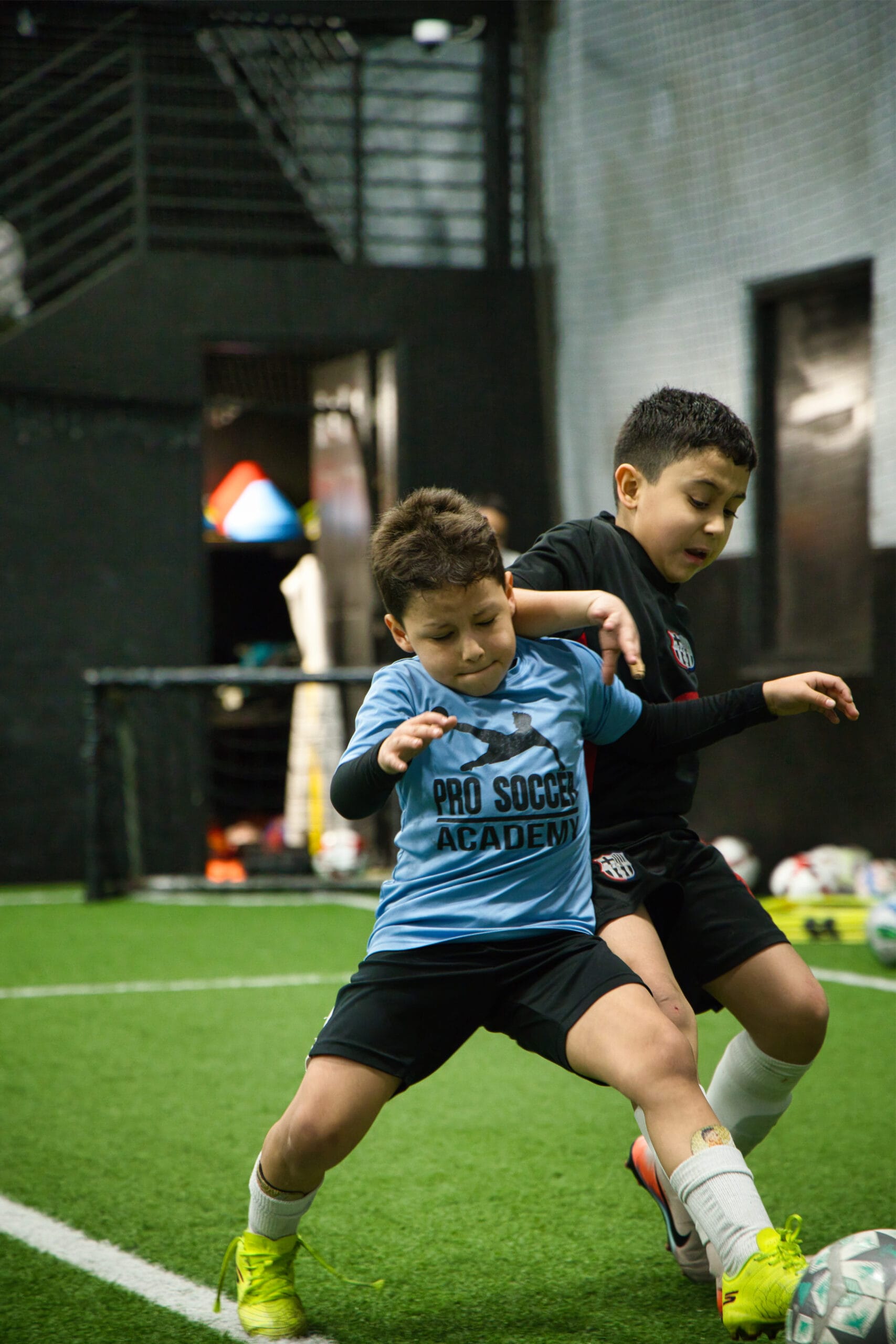 4Q8A0376 Young soccer players competing in a one-on-one drill during Pro Soccer Academy training.